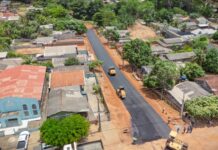 Mesmo no fim de semana, obras de pavimentação avançam em Jaru e Avenida Brasil, no Setor 05, também recebe asfalto novo