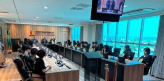 Estudantes participantes do Projeto Patrulha Eleitoral visitam o MPRO