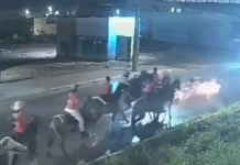 Vídeo: motociclista tenta desviar de homens a cavalo, cai e morre após bater em carro