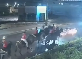 Vídeo: motociclista tenta desviar de homens a cavalo, cai e morre após bater em carro