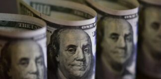 Dólar abre em ligeira alta com expectativa de eleições e guerras
