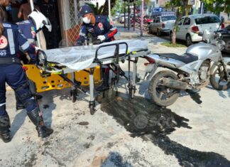 Motoboy a caminho de entrega fica ferido em colisão entre duas motos em Porto Velho