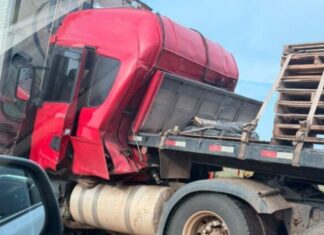 Engavetamento entre três carretas destrói cabine e causa congestionamento na BR-364