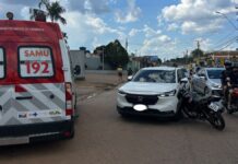 Vídeo: adolescente empina moto, perde controle e bate de frente com carro em Porto Velho