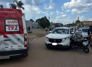 Vídeo: adolescente empina moto, perde controle e bate de frente com carro em Porto Velho