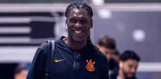 Seedorf é registrado na CBF, aparece no BID e pode comandar o Corinthians do banco de reservas