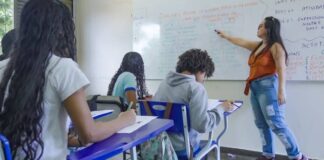 Flávio Bolsonaro e Lula apresentam propostas diferentes para a educação
